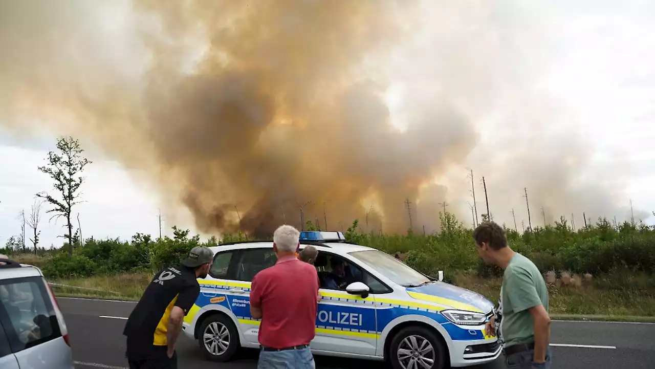 Wald in Brandenburg brennt - Fläche von 84 Fußballfeldern