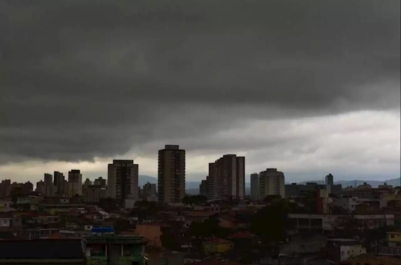 Frente fria chega, deixa céu cinza e muda o cenário de São Paulo