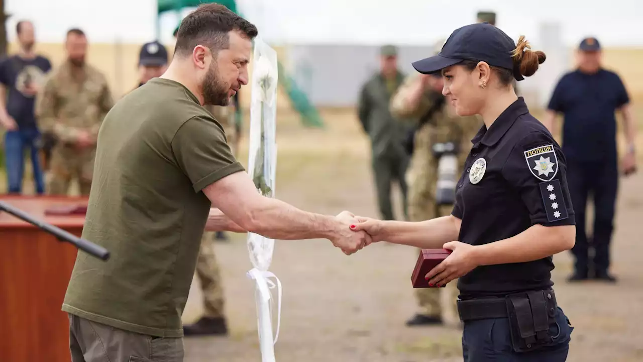 Zelensky visita il fronte di Mykolaiv: 'Non smettiamo di lavorare per la vittoria'