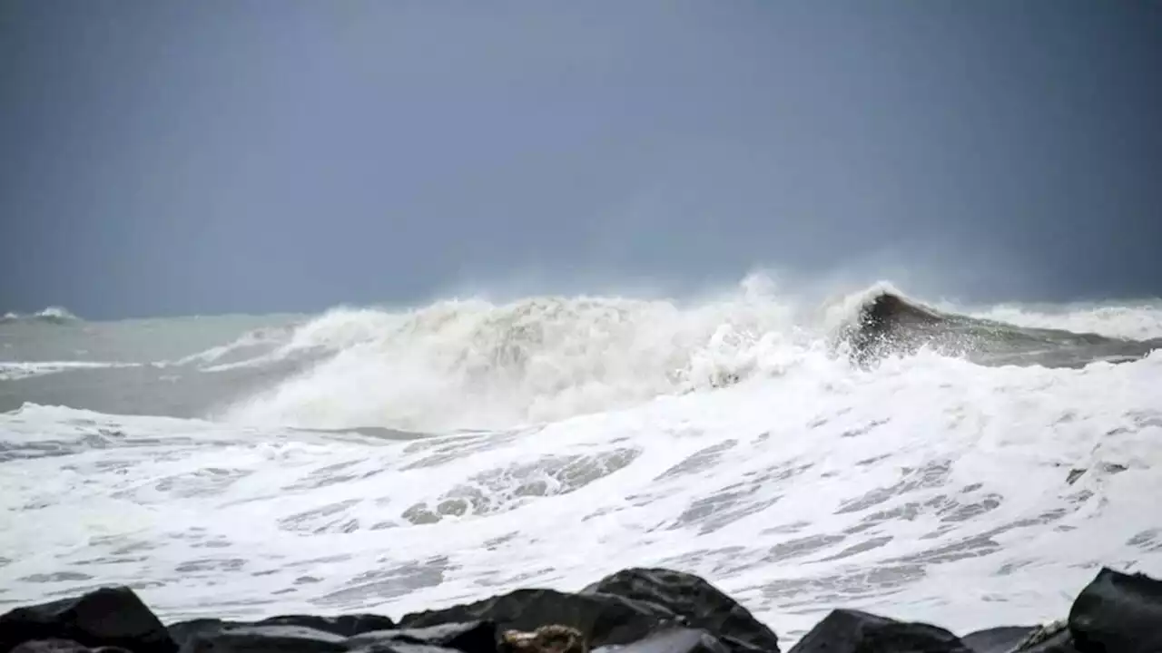 Salva le due figlie in balia delle onde, ma lui ha un malore e affoga