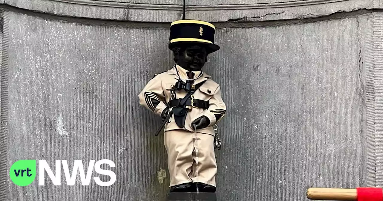 Manneke Pis in Brussel verkleed als 'Le gendarme de Saint-Tropez'