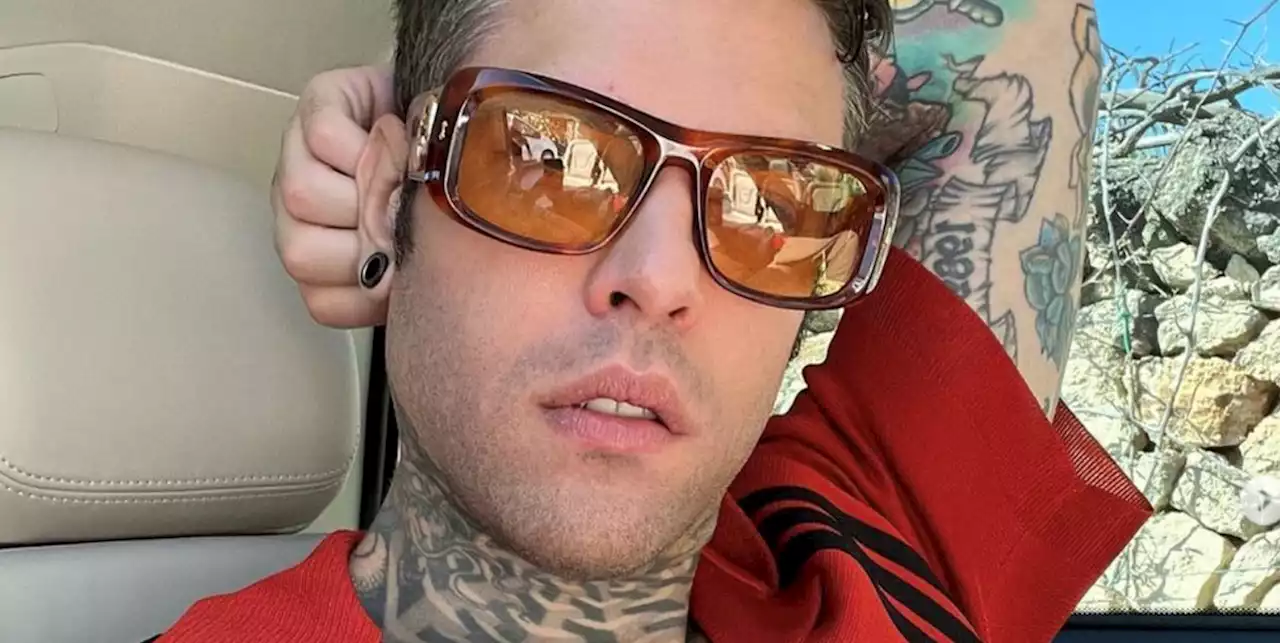 Fedez risponde al Papa sulla castità: «La vita è troppo breve per ascoltare il Vaticano»