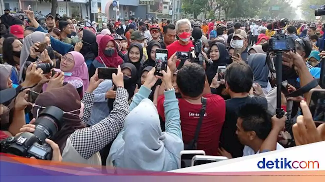 Jalan-jalan di CFD Solo, Ganjar Diteriaki 'Halo Presidenku'