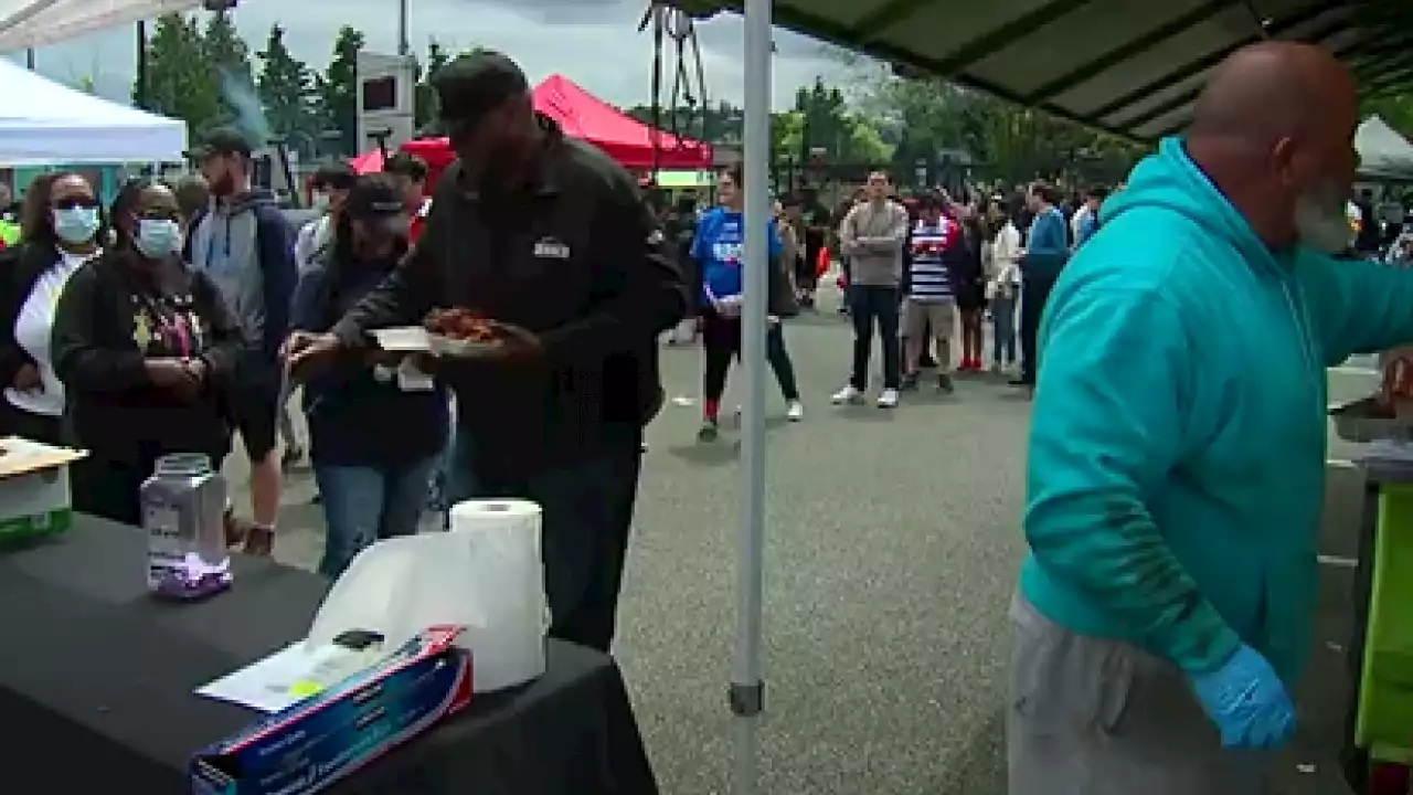 Doug Baldwin, United Way host Community BBQ