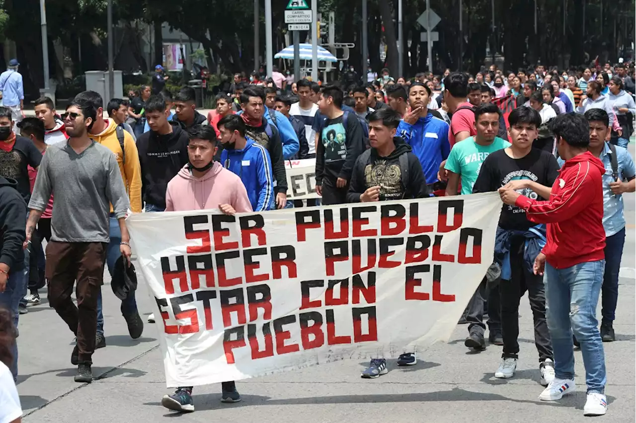 Normalistas marcharon del Ángel de la Independencia a la SEP