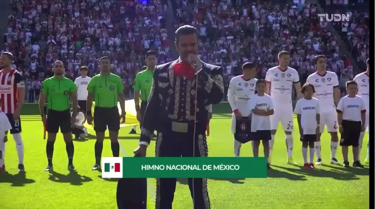 VIDEO: Pablo Montero se equivoca en el himno nacional previo a amistoso entre Chivas y Atlas