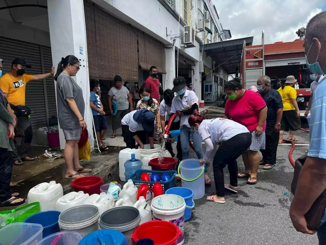 Water supply woes force residents in Miri to queue up for water