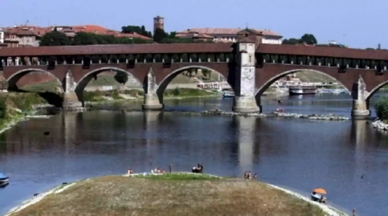 Pavia, si tuffa nel Ticino e ha un malore: muore un 41enne