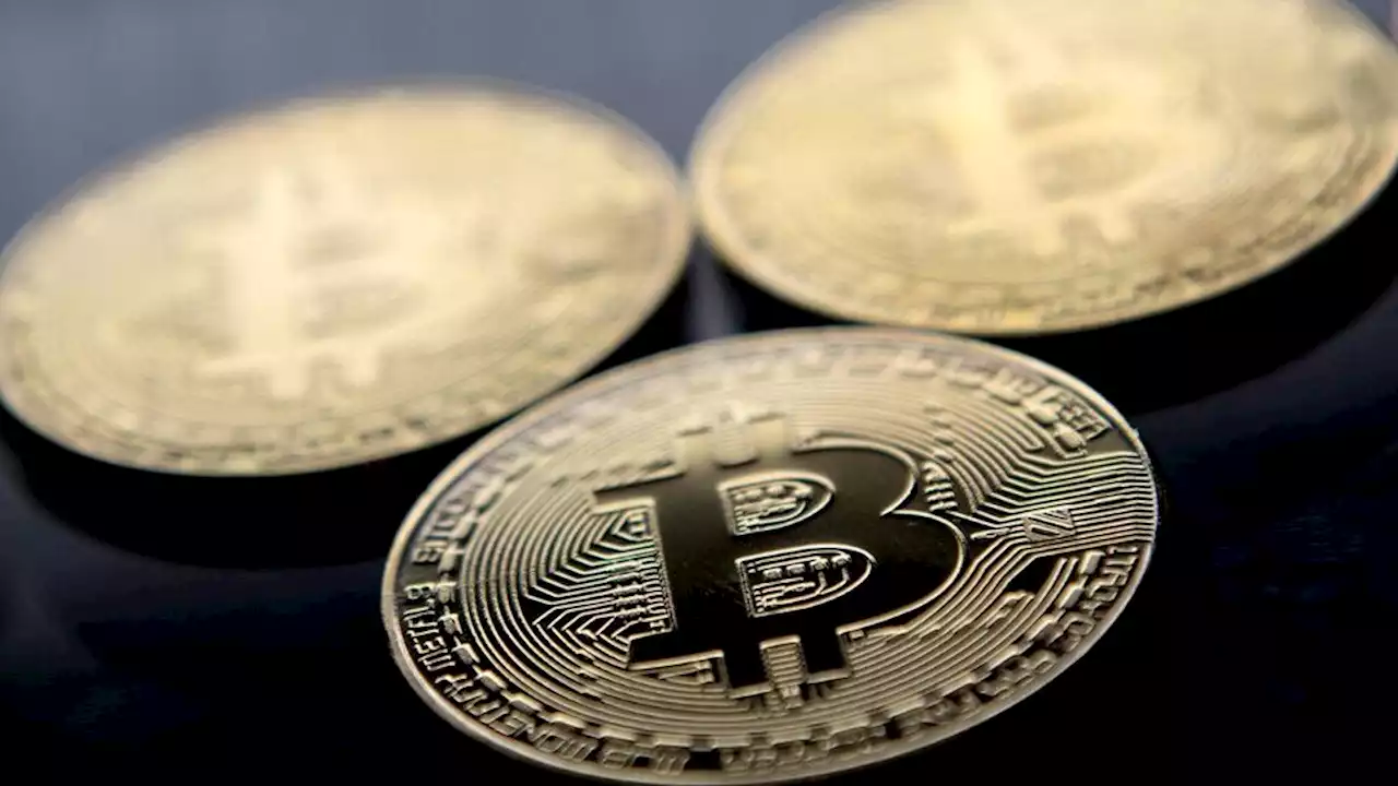 El bitcoin sigue derrumbándose y cayó a menos de 18.000 dólares