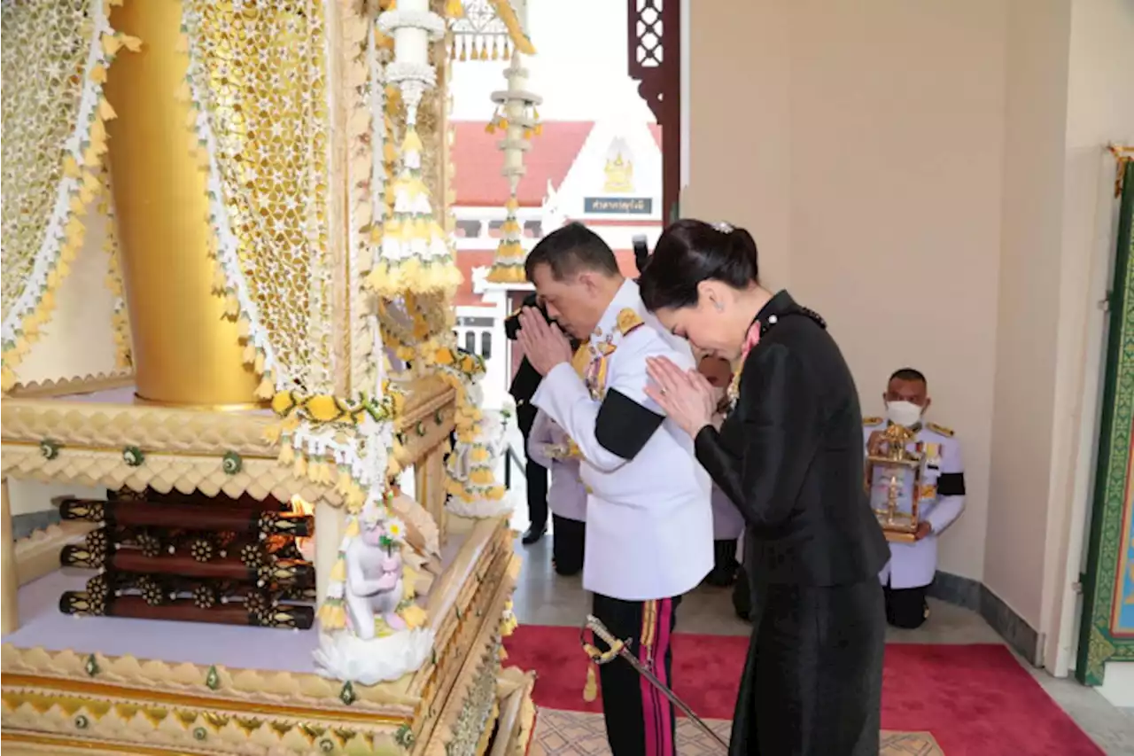'ในหลวง-พระราชินี'เสด็จฯพระราชทานเพลิงศพหลวงพ่อวิริยังค์