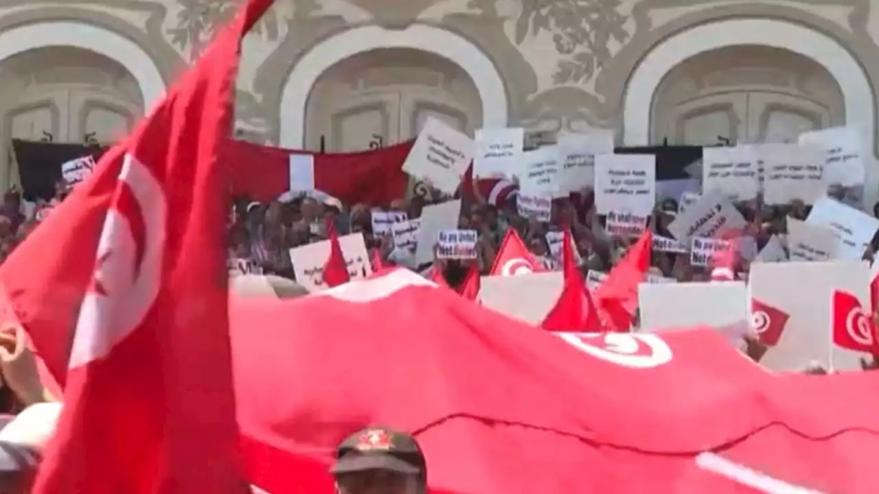 Tunisia: migliaia in piazza contro il Presidente Kais Saied e la sua 'nuova costituzione'