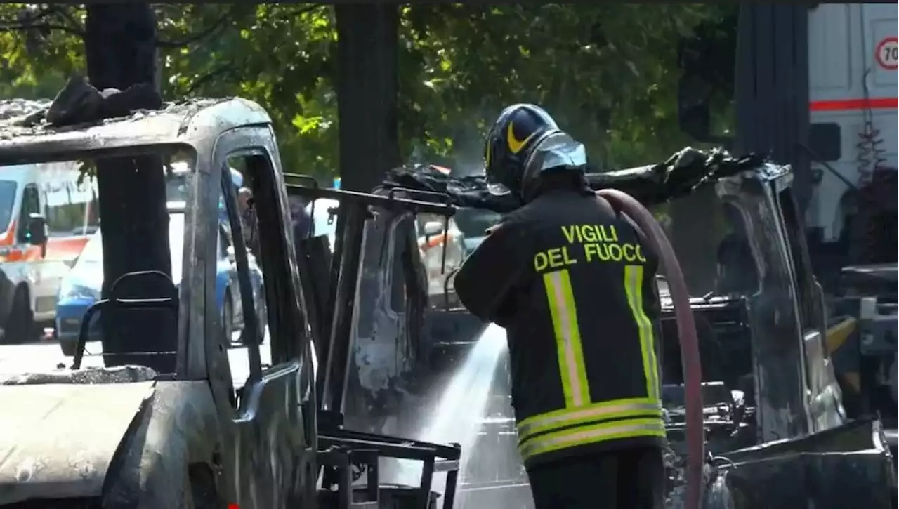 Esplode un camper a Rozzano: nell'incendio morta una donna, grave il marito 81enne