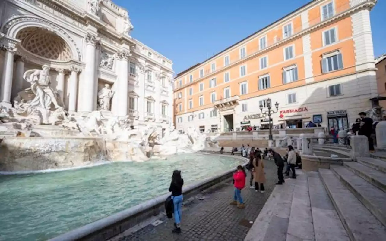 Roma, fa il bagno nella Fontana di Trevi: bloccato e sanzionato 26enne