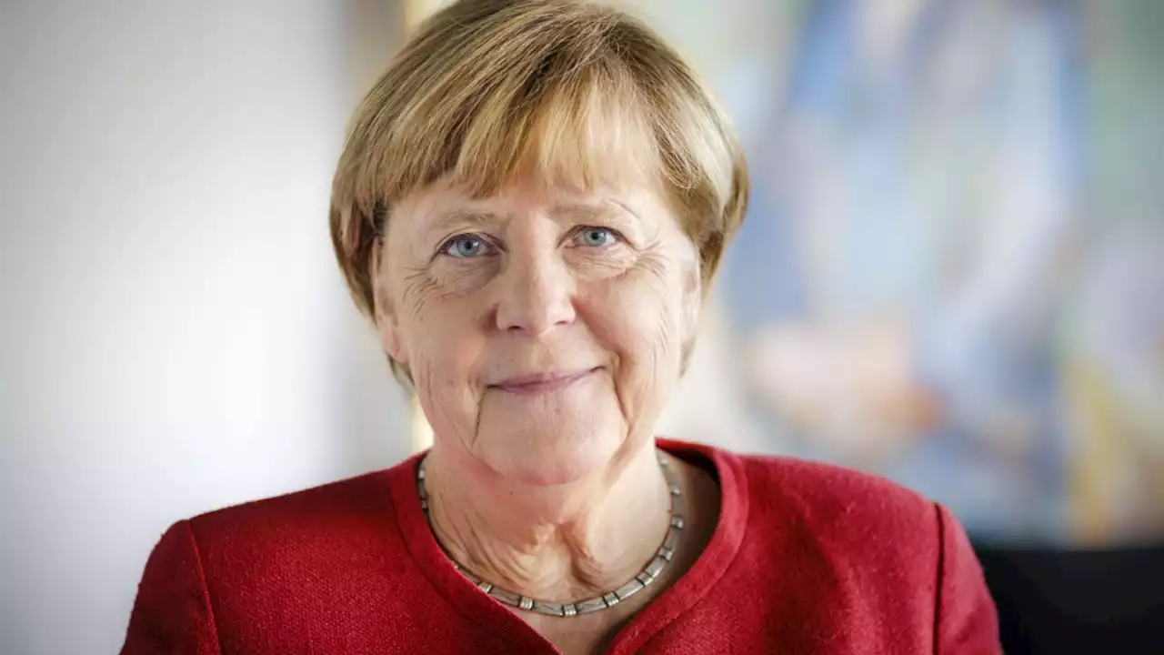 Angela Merkel allein im Dom