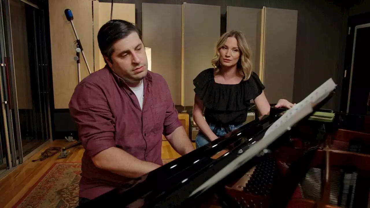 Grammy winners like Jennifer Nettles help tell heroes' stories in 'American Anthems'