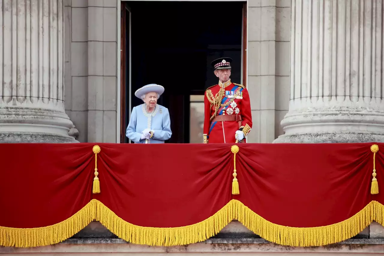 Platinum Jubilee: Thousands gather to salute Queen Elizabeth as Platinum Jubilee celebrations begin