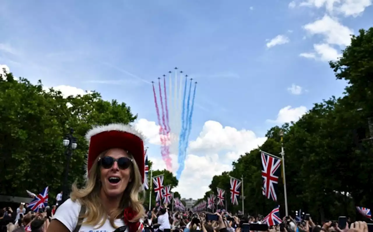 Jubilee crowds turn London red, white and blue