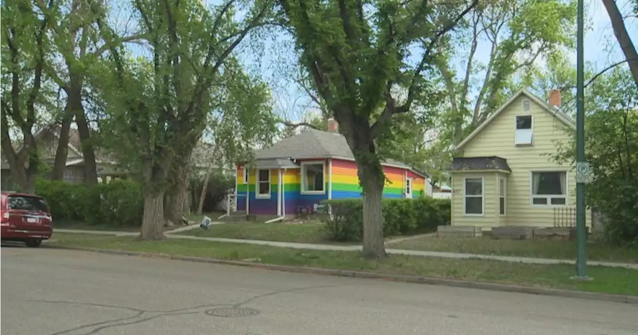 Colourful house in Lethbridge faces applause and questions for rainbow paint job - Lethbridge | Globalnews.ca