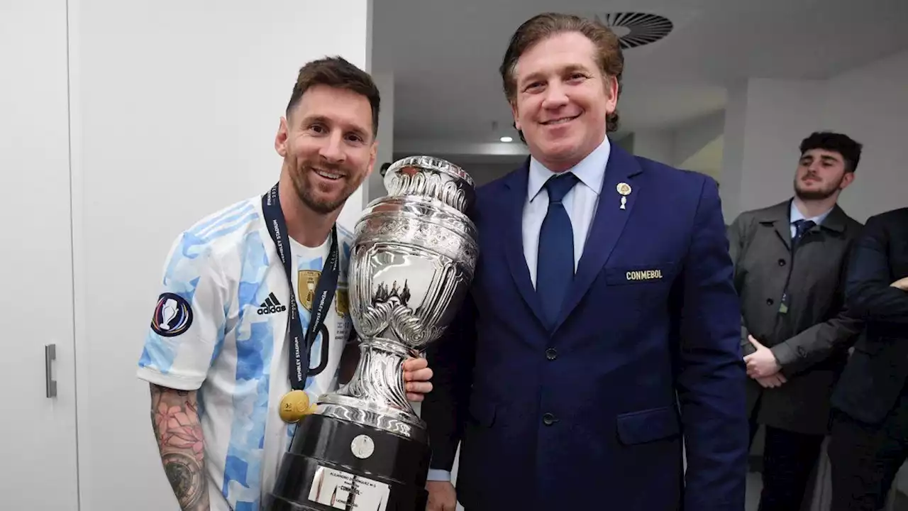 Le entregaron una réplica de la Copa América a Messi