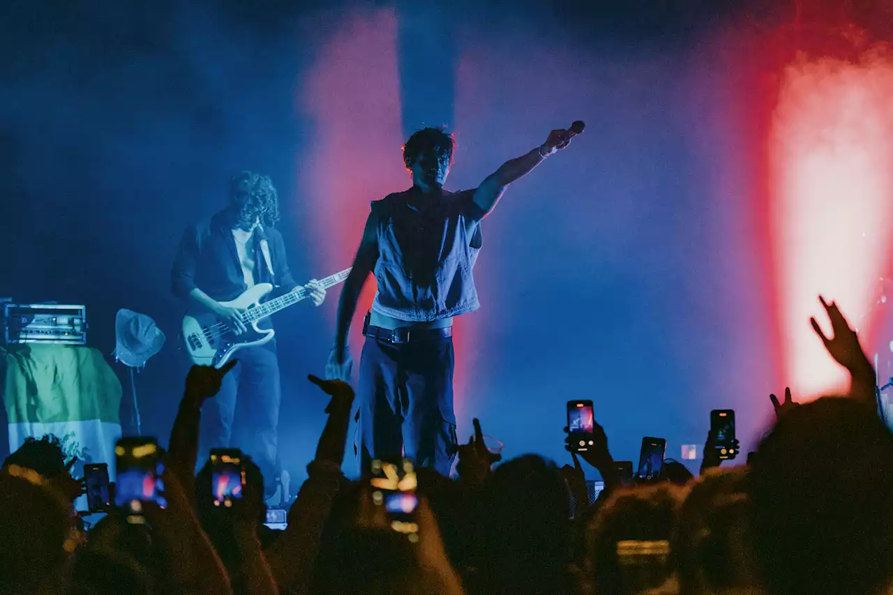 '¿Dónde Están Los Gays?' Omar Apollo Closes His Tour With Sexy Performance in Mexico City