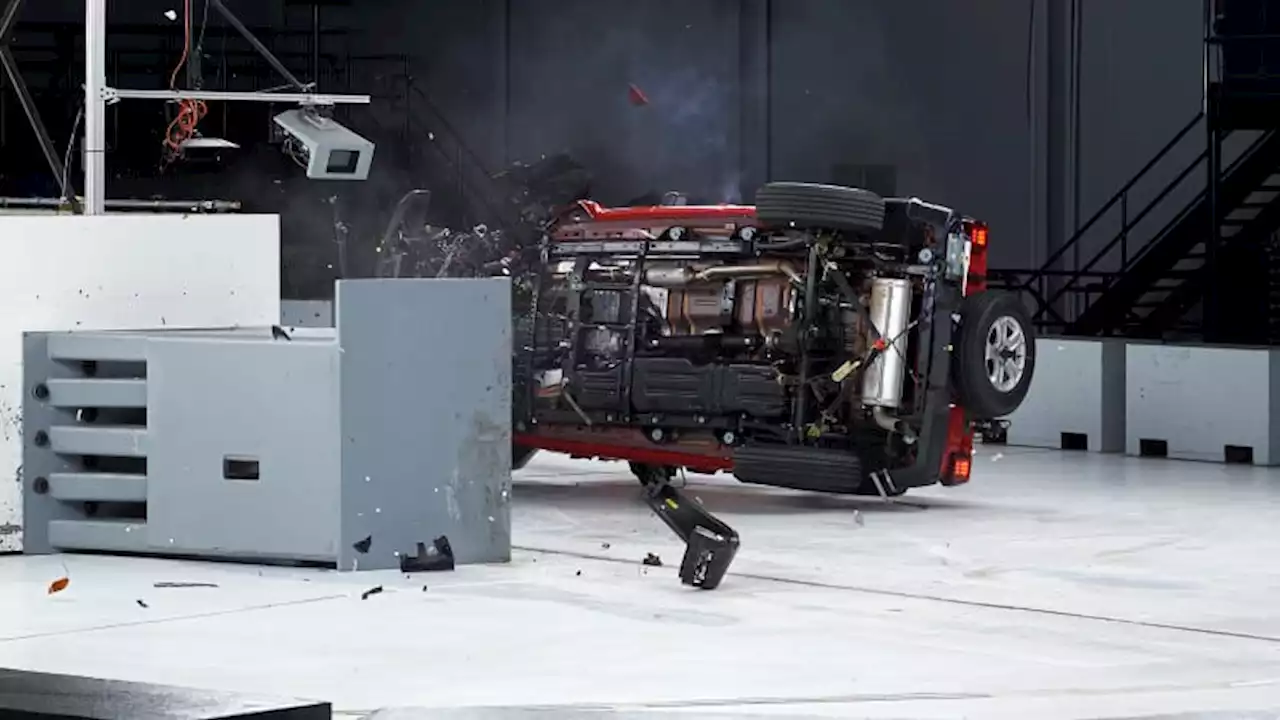 2022 Jeep Wrangler tips over in IIHS small overlap test