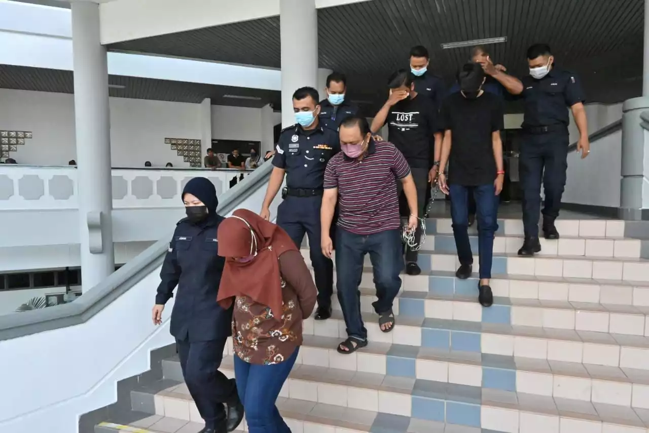 Lima sekeluarga maki polis didenda RM12,500