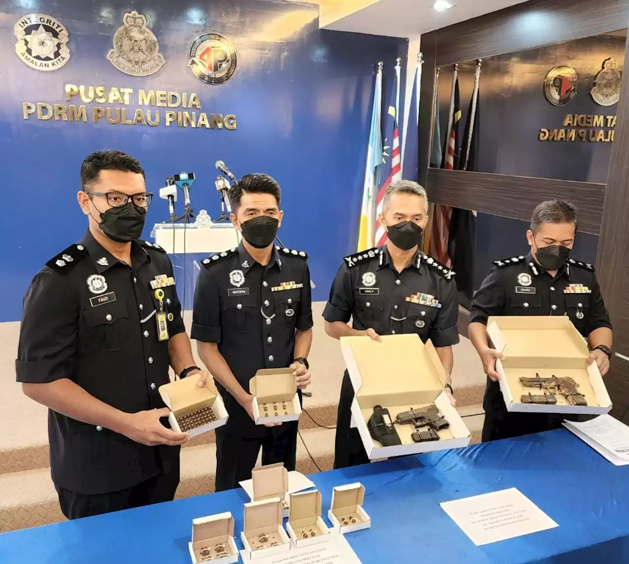 Sorok bom tangan, pistol dan peluru hidup dalam kebun durian