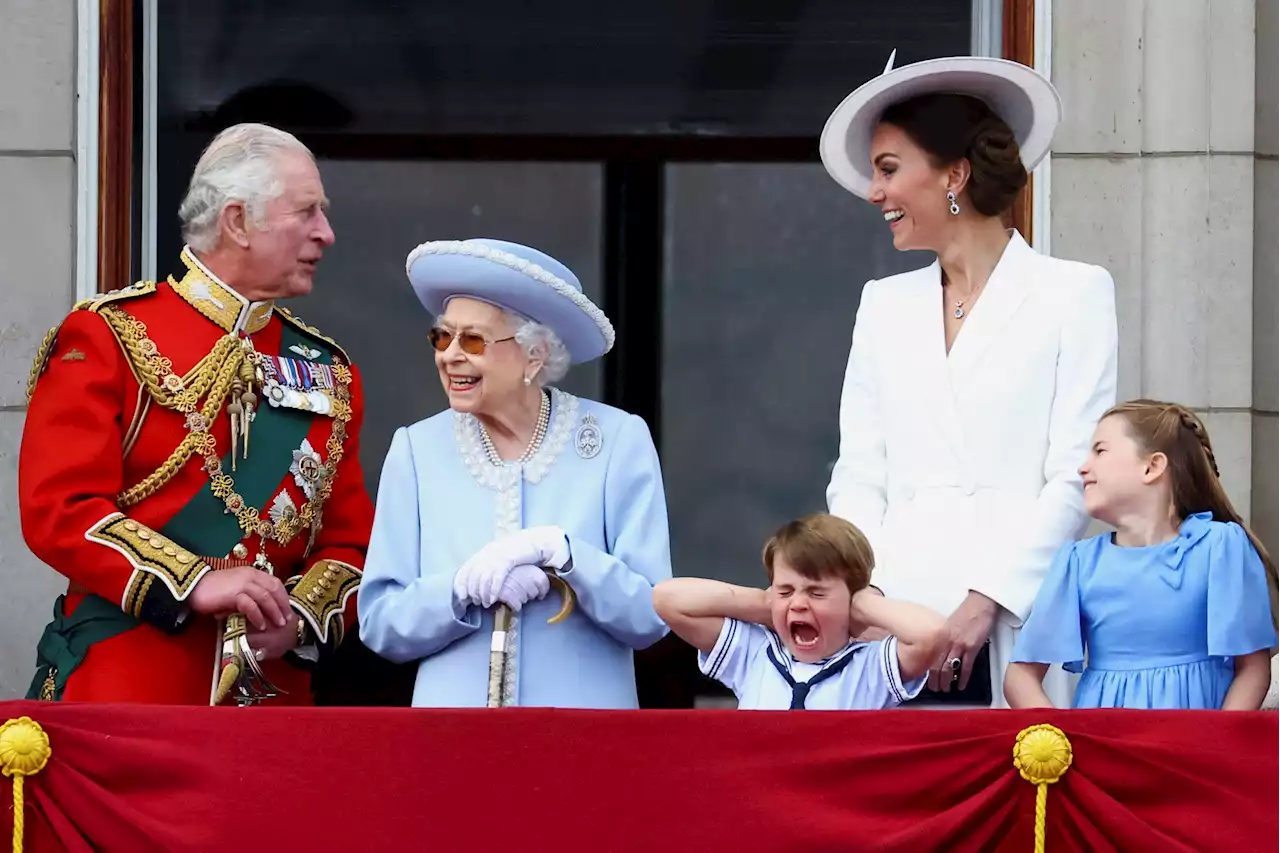 Thousands salute Queen Elizabeth as Platinum Jubilee celebrations begin