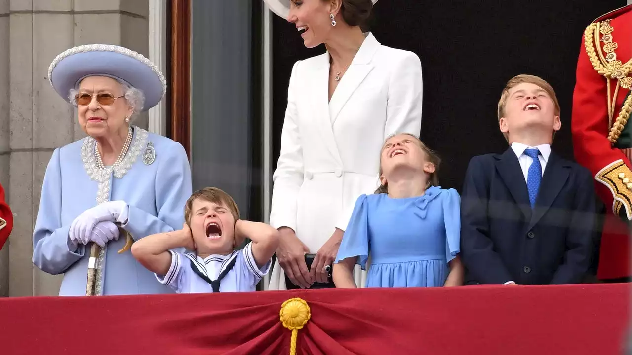 Prinz Louis und seine Grimassen stehlen auf dem Balkon des Buckingham Palace allen die Show