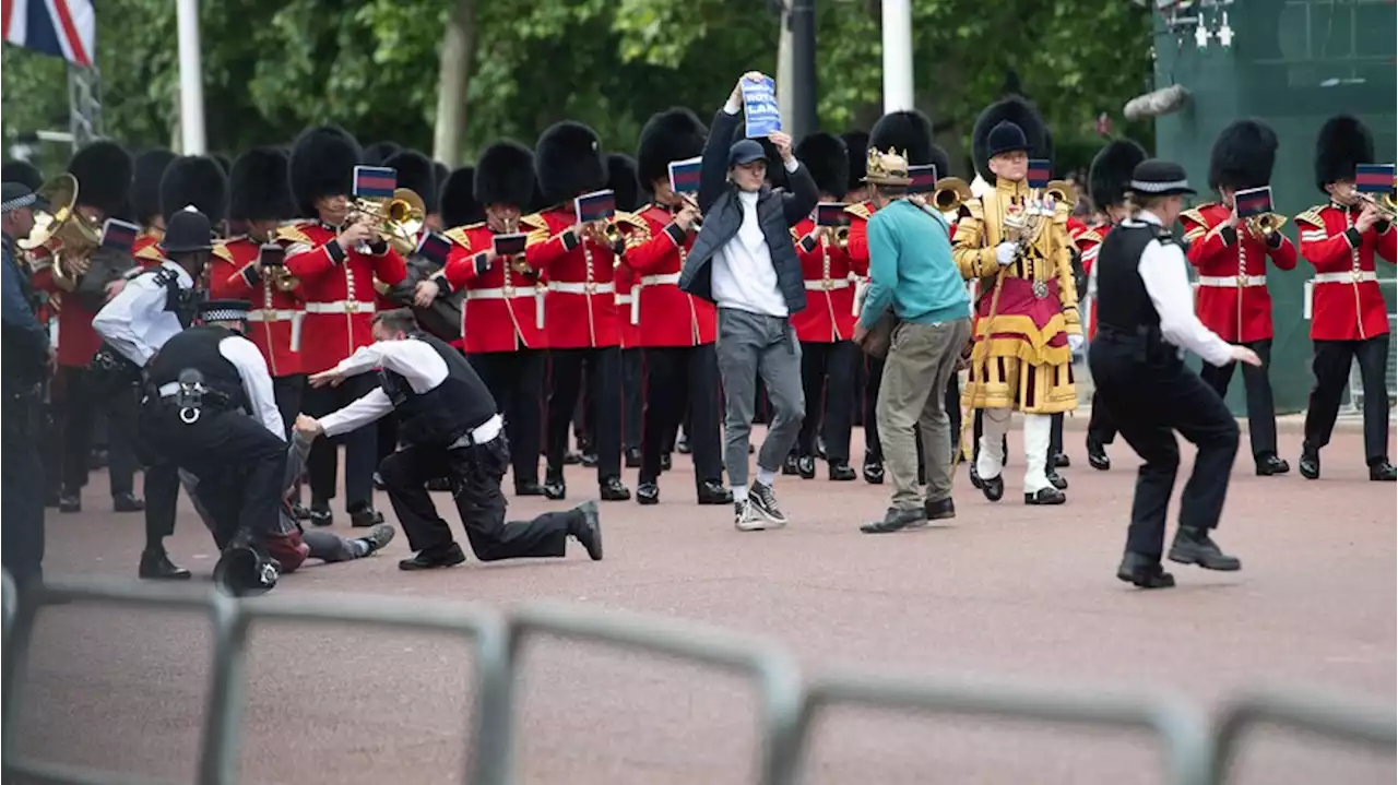 Thronjubiläum der Queen: Polizei muss während Parade eingreifen – Festnahmen