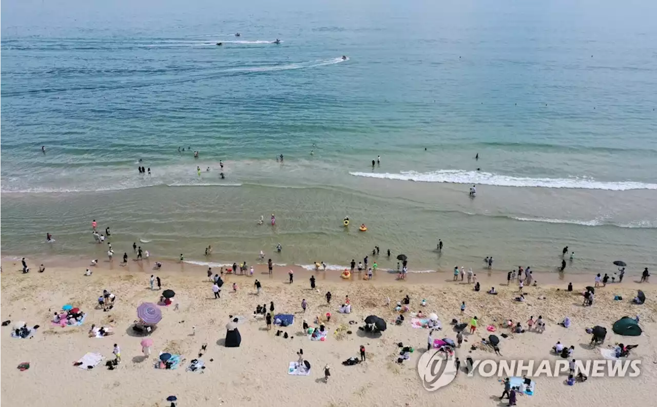 '마스크 벗고 시원하게'…해운대·송정해수욕장 부분 개장 | 연합뉴스