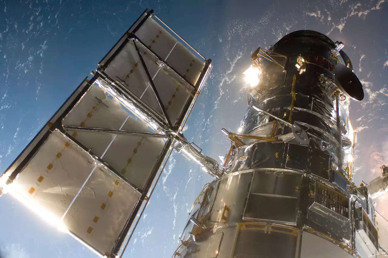 Hubble captured this stunning photo of a gigantic galaxy cluster