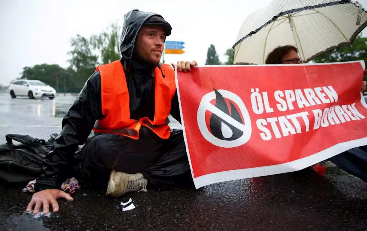 A100-Stau: Klima-Aktivisten blockieren Berliner Autobahnen