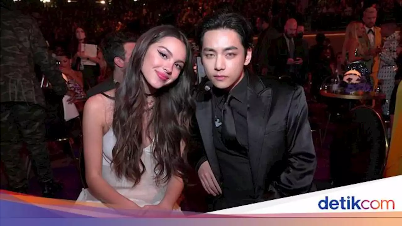 Momen di Grammy Viral, V BTS Ungkap Bisikannya ke Olivia Rodrigo