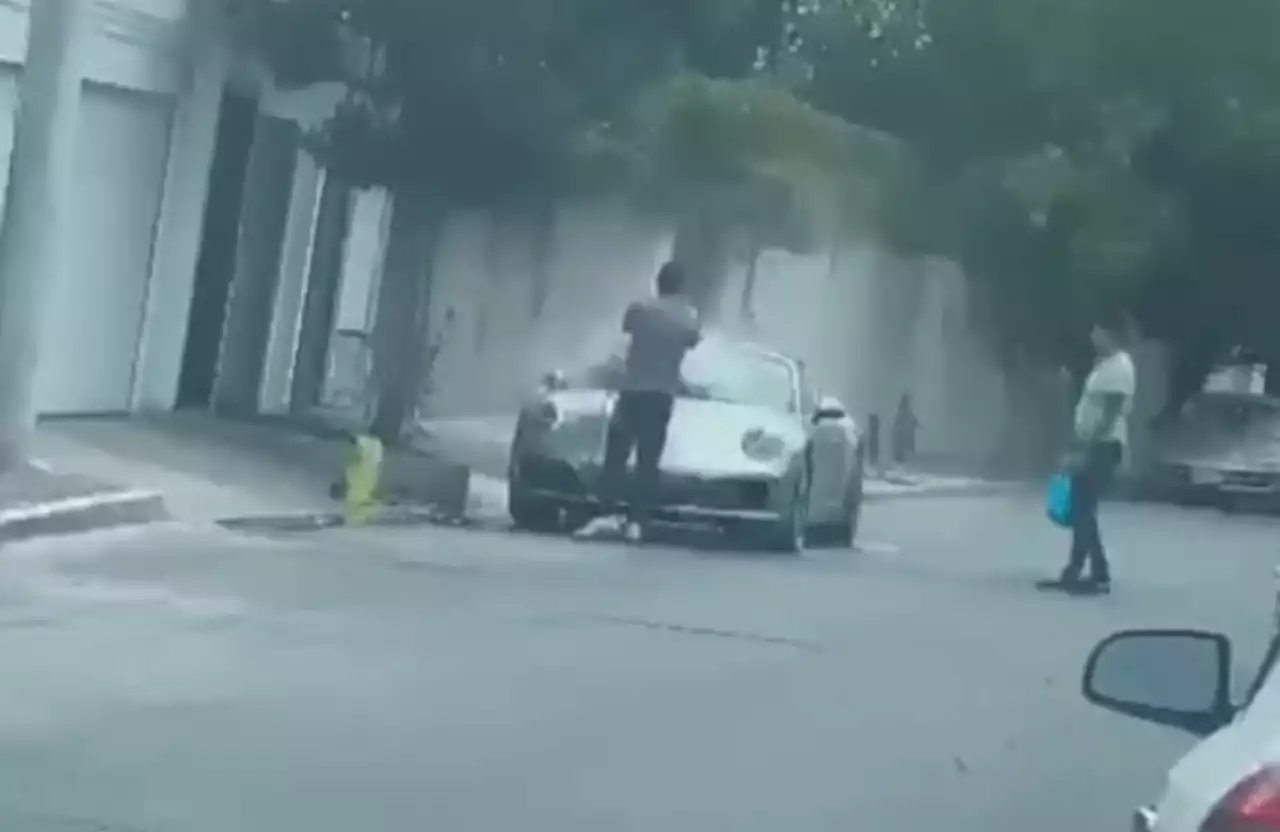 VIDEO. Lava a manguerazos su porsche en plena crisis por falta de agua en Nuevo León