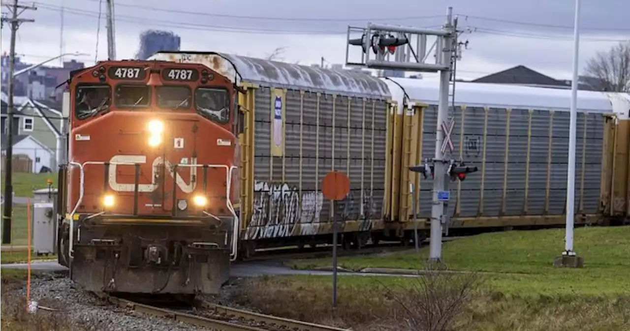 CN Rail signals, communications employees walk off job across Canada | Globalnews.ca