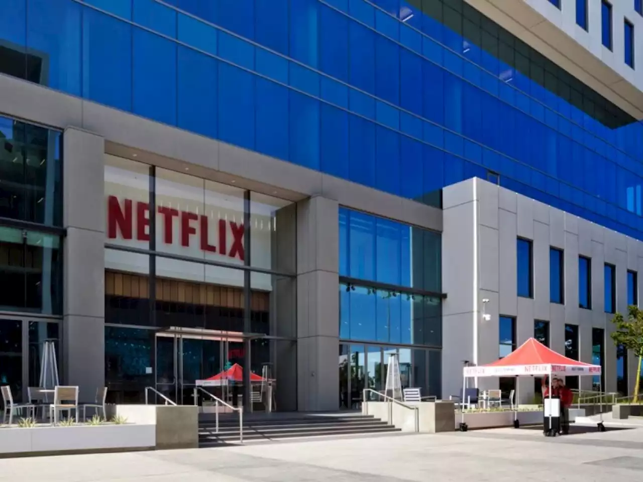 Incidente stradale durante le riprese: morti due attori della serie Netflix 'The Chosen One'