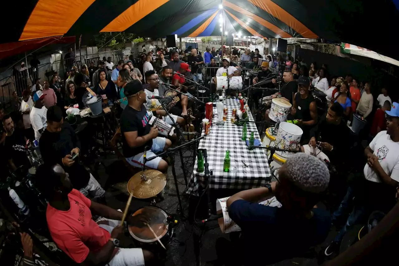 Segunda é dia de samba e cerveja gelada em rodas da Zona Norte