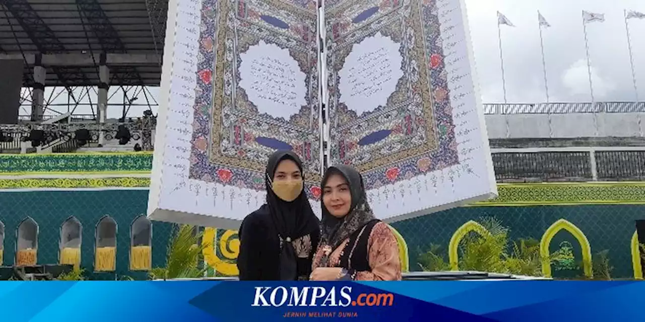 Replika Alquran Raksasa di MTQ XXXV Aceh 2022 Jadi Obyek Foto Favorit