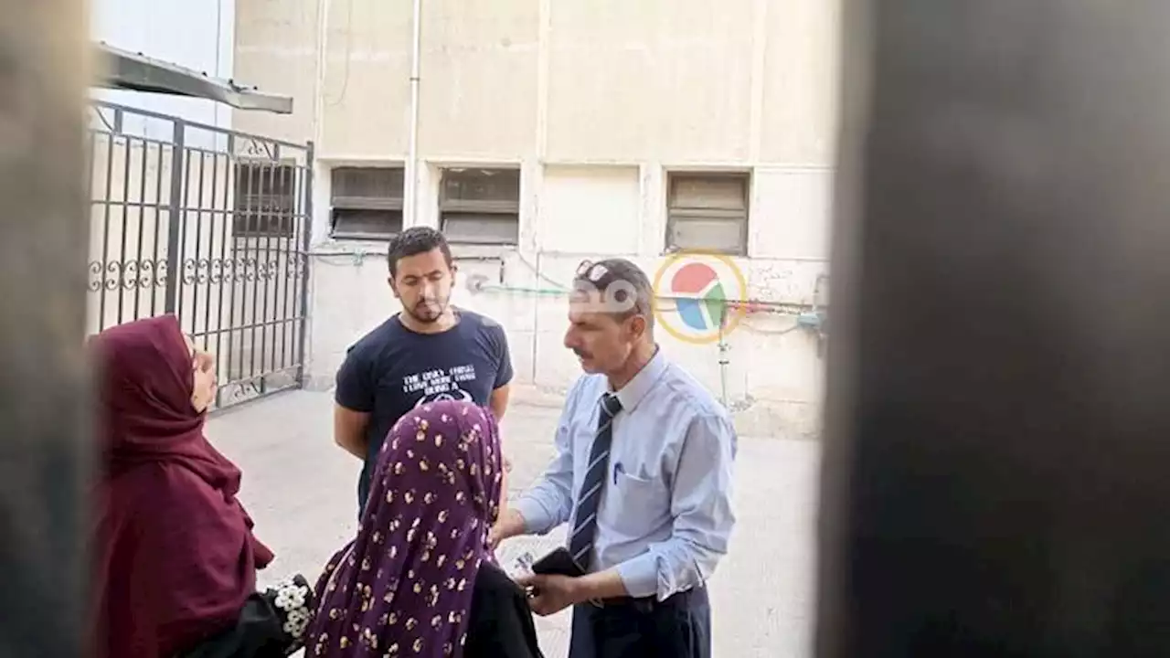صور.. انهيار أسرة 'نيرة' ضحية الجريمة المروعة أمام باب جامعة المنصورة