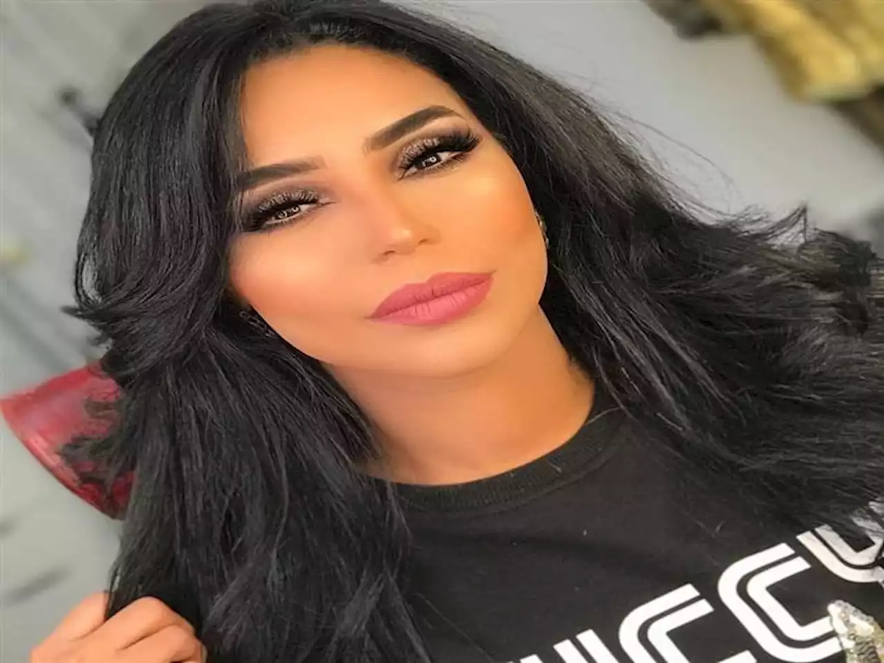 'تمزق في الأربطة'..أمينة تسقط أرضا في حفل غنائي والجمهور يسخر (فيديو)
