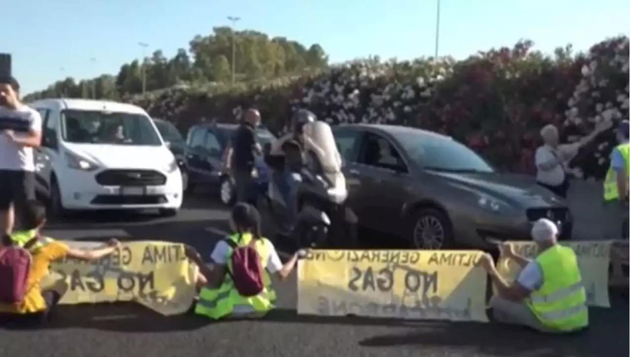 Gli attivisiti del clima bloccano (di nuovo) il Gra di Roma. Gli automobilisti: 'Andate a lavorare'