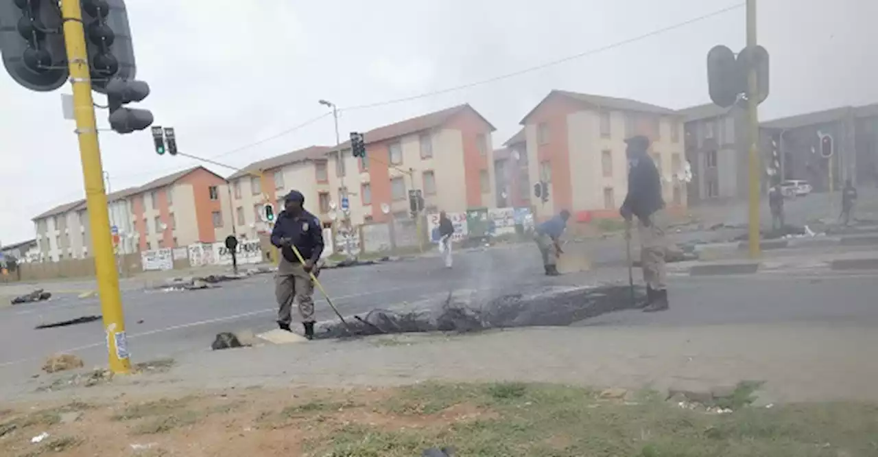 Soweto residents protest over service delivery and constant power outages - SABC News - Breaking news, special reports, world, business, sport coverage of all South African current events. Africa's news leader.