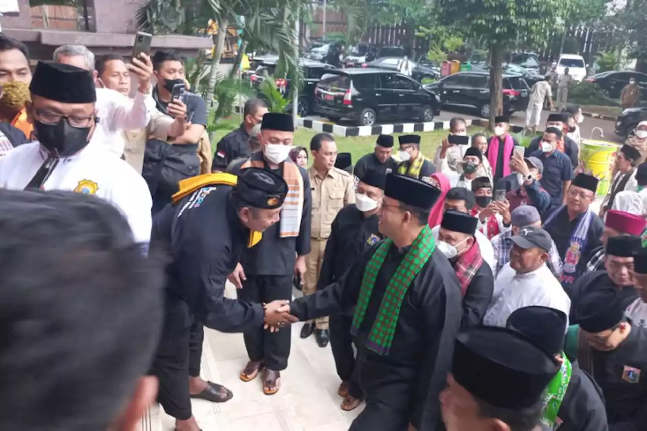 Kenakan Pangsi dan Sarung Kotak-kotak, Anies Resmikan Nama Jalan Seniman Betawi di Setu Babakan