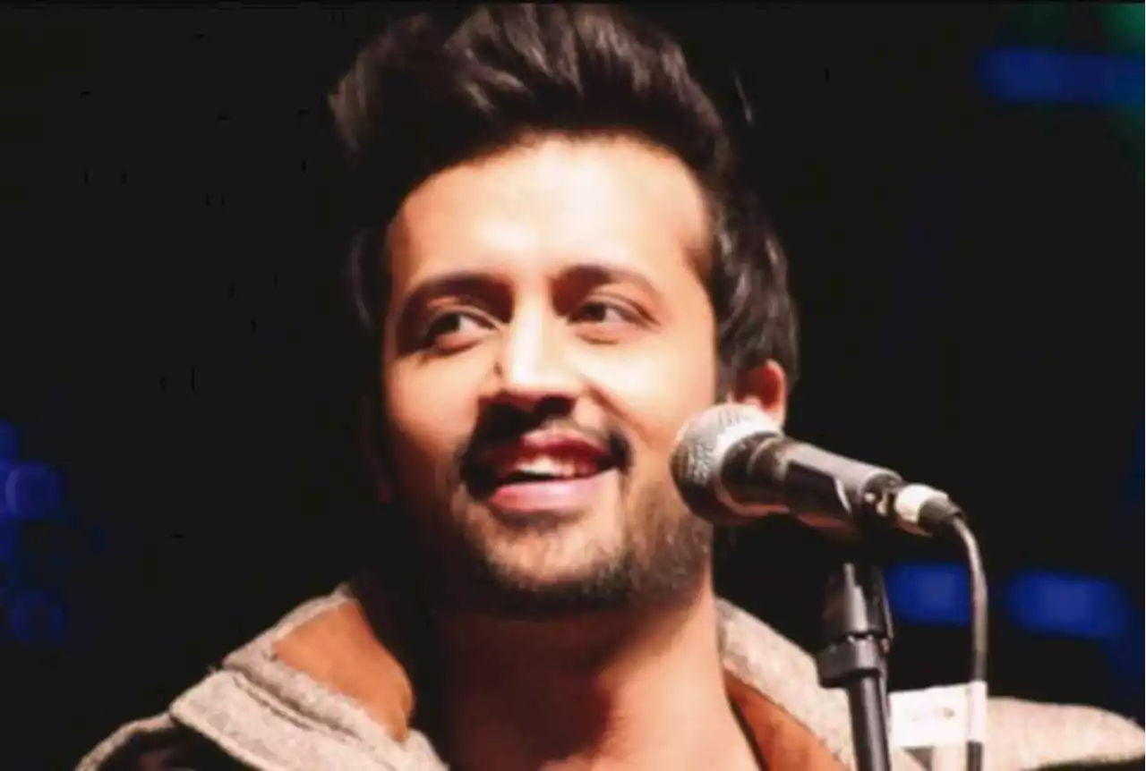 Atif Aslam gets huge applause for kissing hands of disabled fan