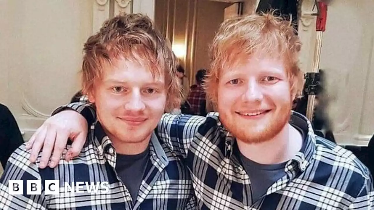 Ed Sheeran lookalike mobbed at Ed Sheeran's Manchester gig