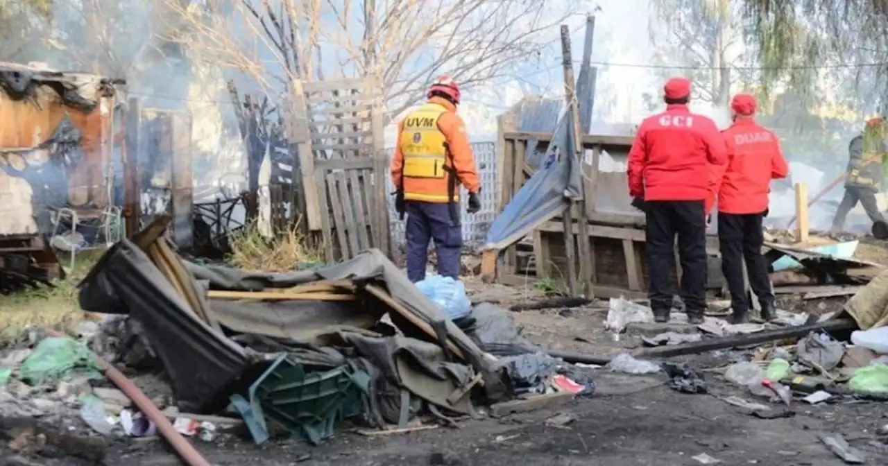 Un incendio destruyó un barrio de casas precarias en Córdoba: murió un adolescente que no pudo escapar de las llamas