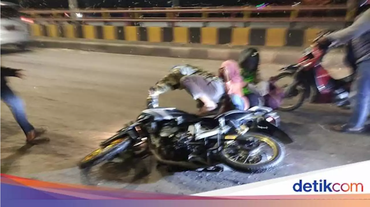 Jutaan Laron Kembali Teror Jembatan Kali Porong, Banyak Pemotor Berjatuhan