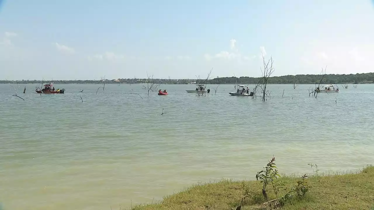 3 dead after boat capsizes on Lake Lavon