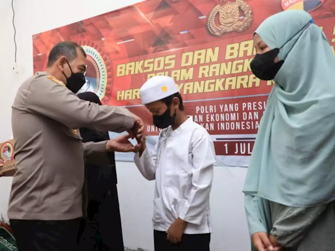 Mabes Polri Berikan 500 Paket Bantuan Sosial kepada Anak Yatim